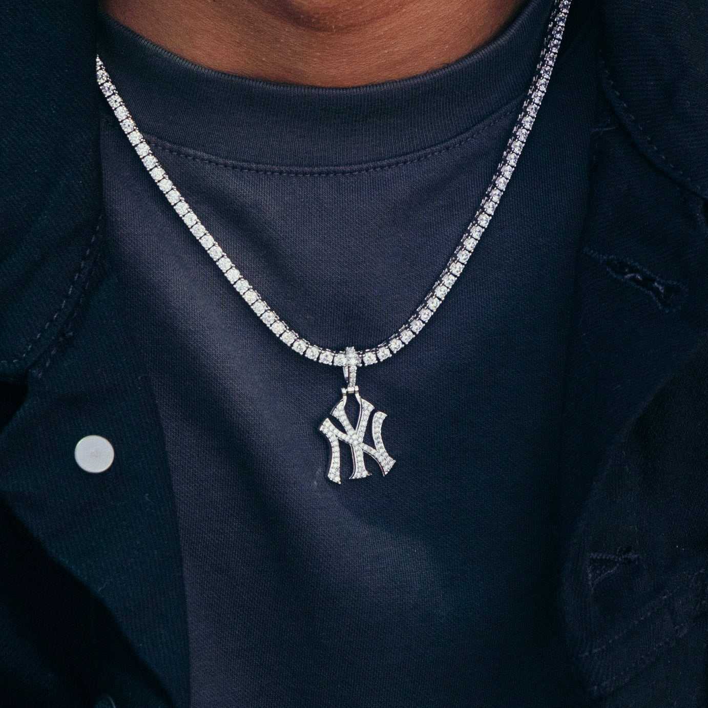 New York Yankees Micro Pendant in White Gold