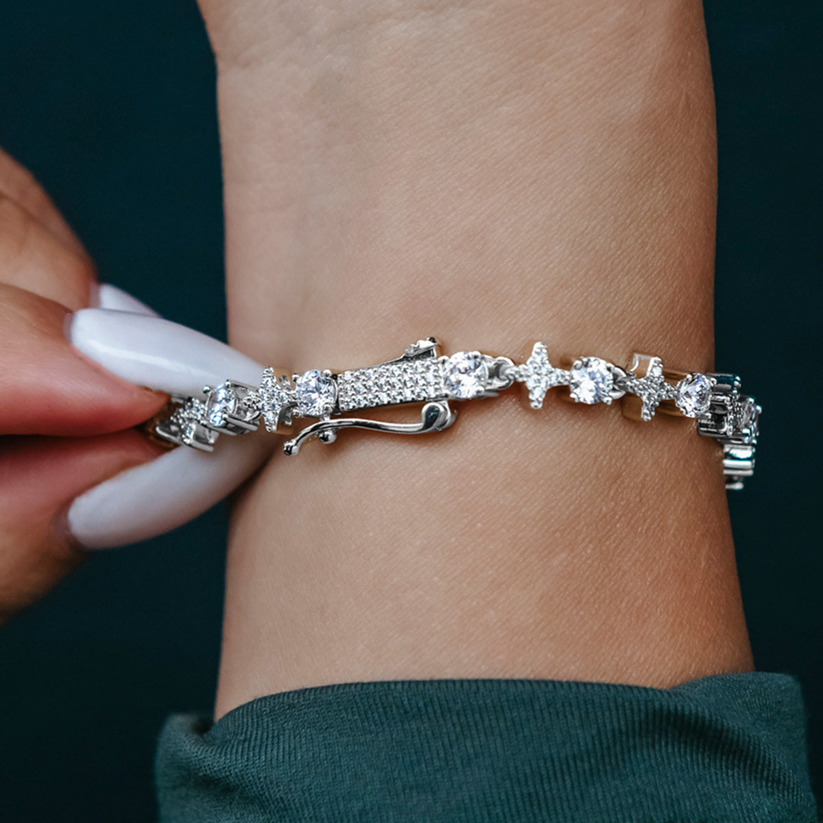 Round Stone Star Tennis Bracelet in White Gold