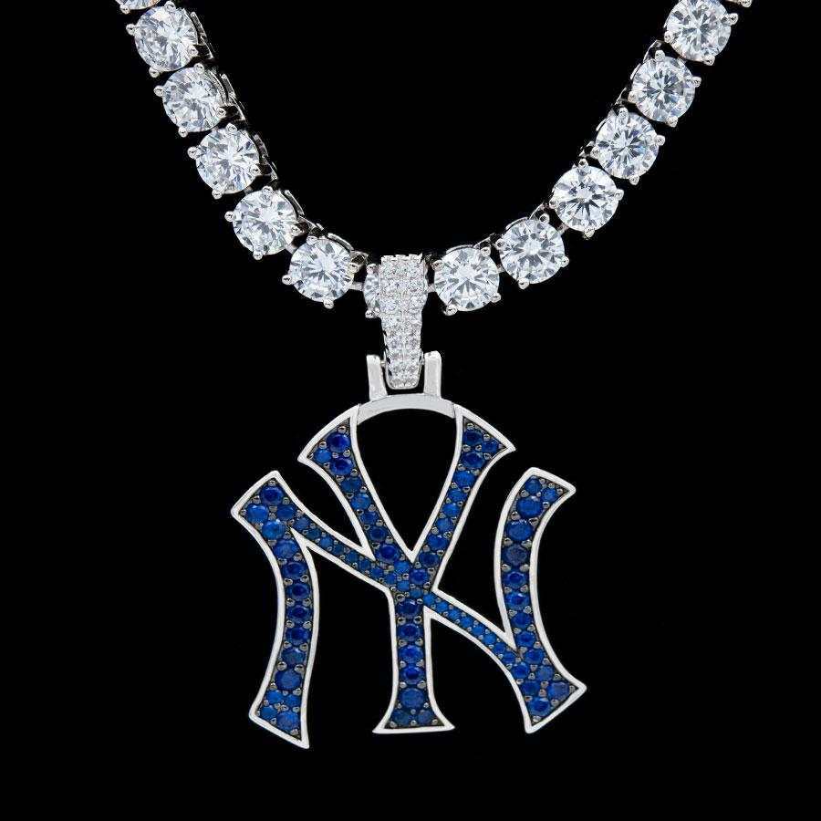 NY Yankees Pendant in White Gold