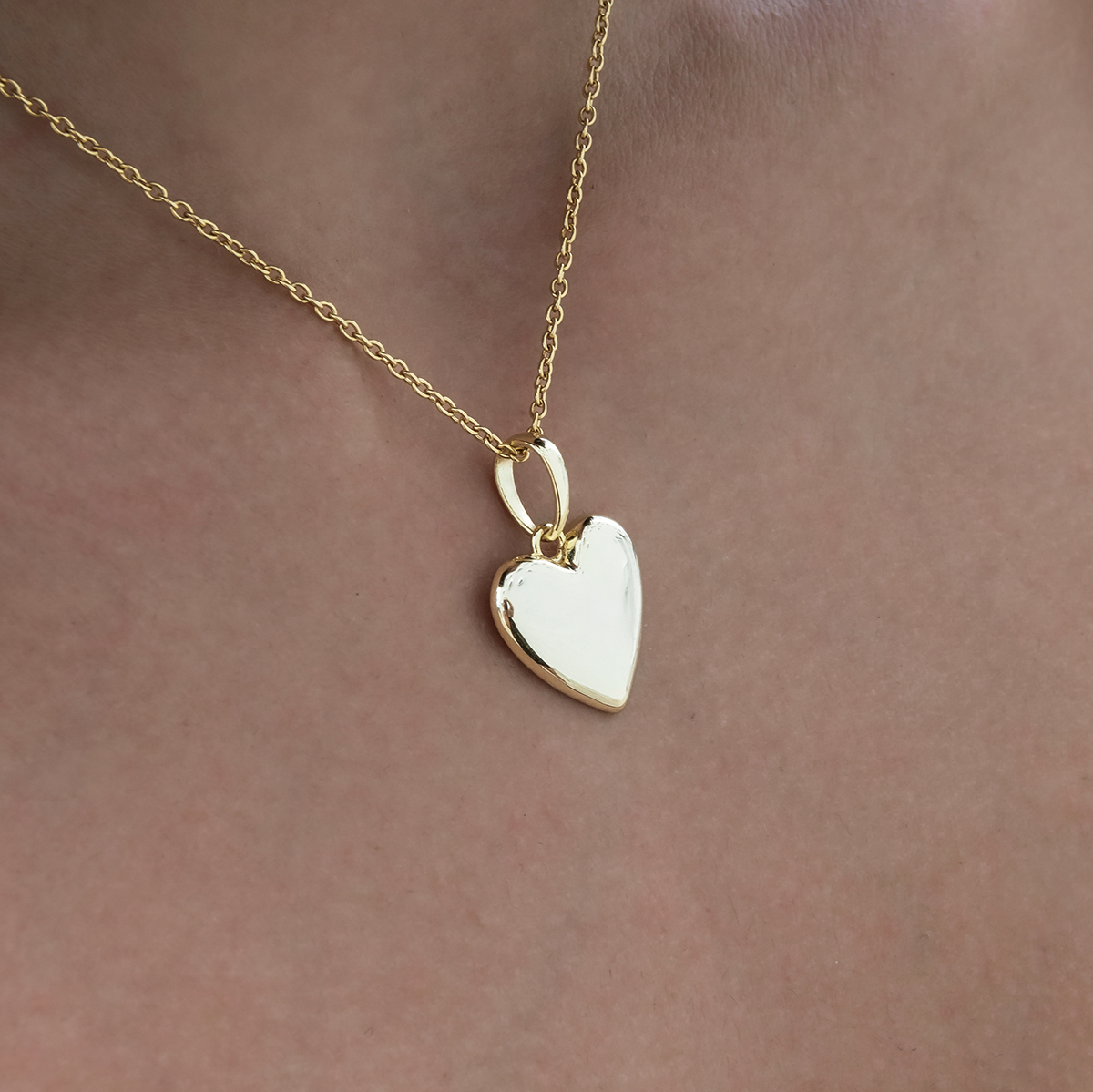 Simple Micro Heart Pendant in Yellow Gold