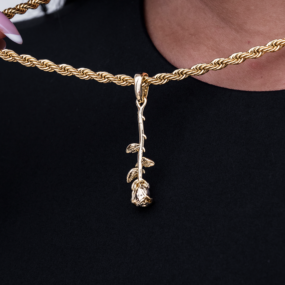 Hanging Rose Pendant in Yellow Gold