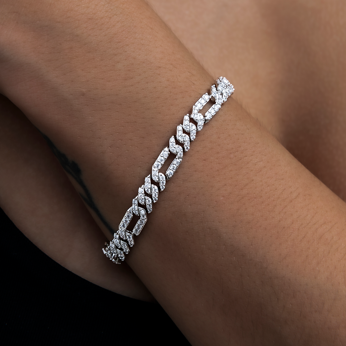 Diamond Figaro Bracelet in White Gold- 6mm