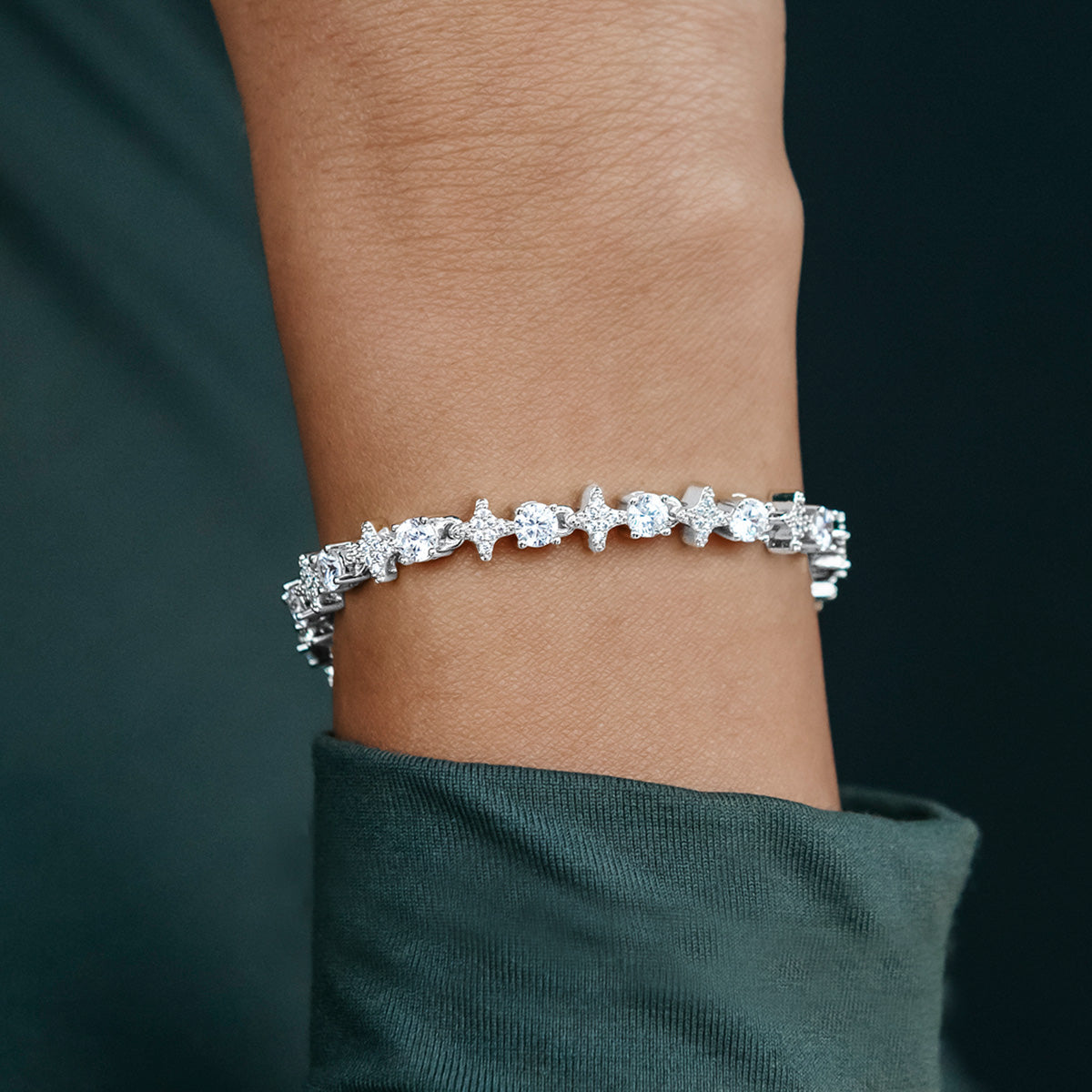 Round Stone Star Tennis Bracelet in White Gold