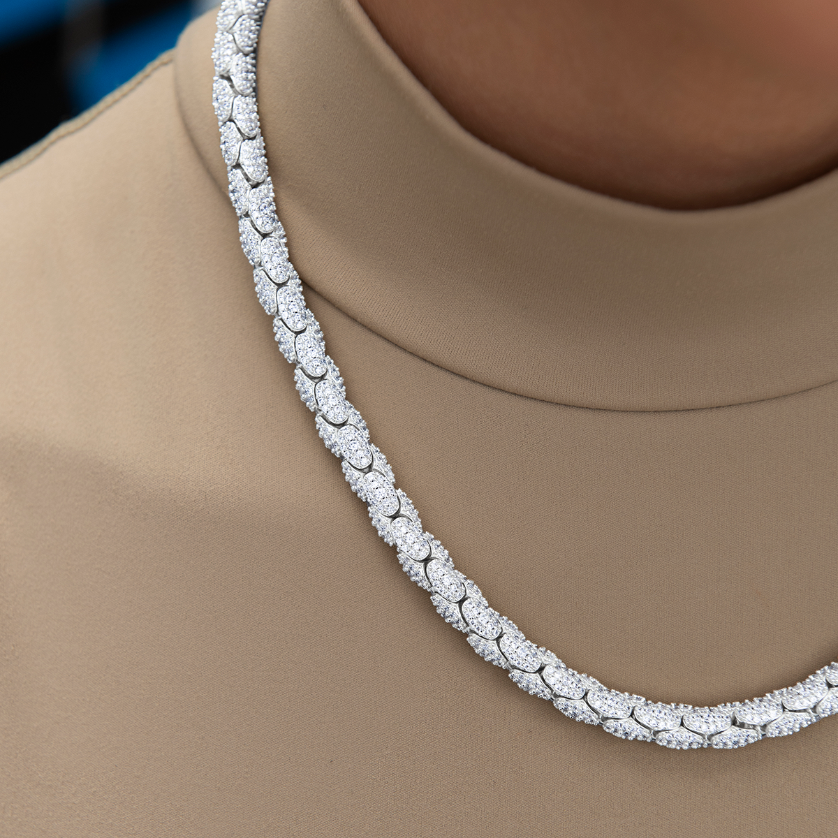 Diamond Pave Reptile Necklace in White Gold-6mm