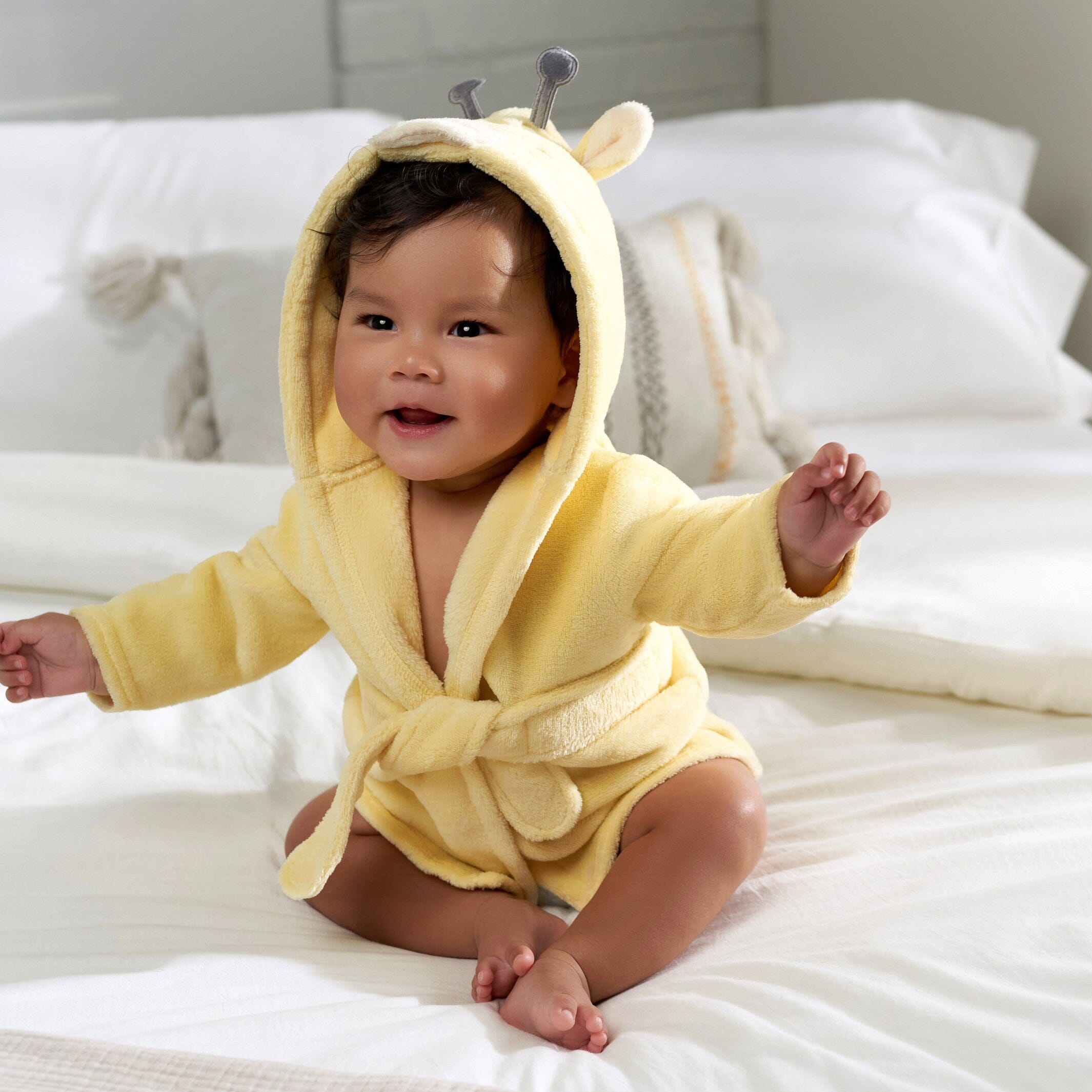 Embroidered Baby Neutral Giraffe Robe