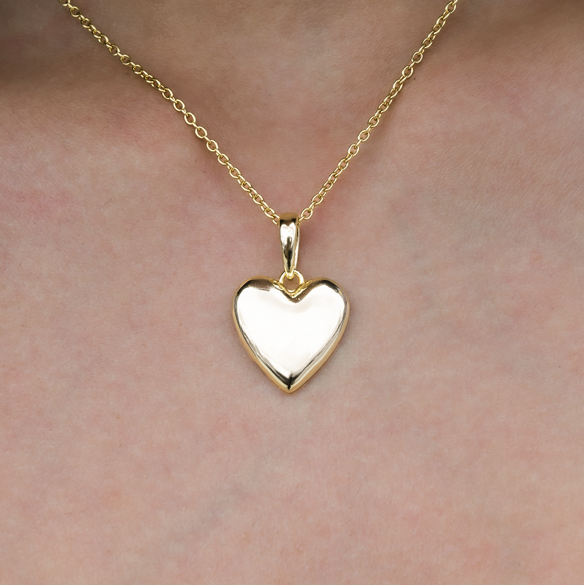 Simple Micro Heart Pendant in Yellow Gold