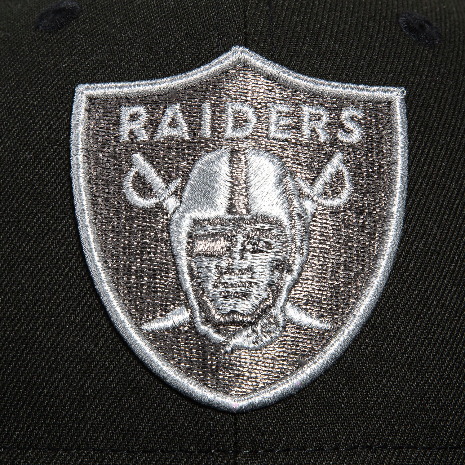 New Era 59Fifty Las Vegas Raiders Shield Hat - Black, Metallic Silver