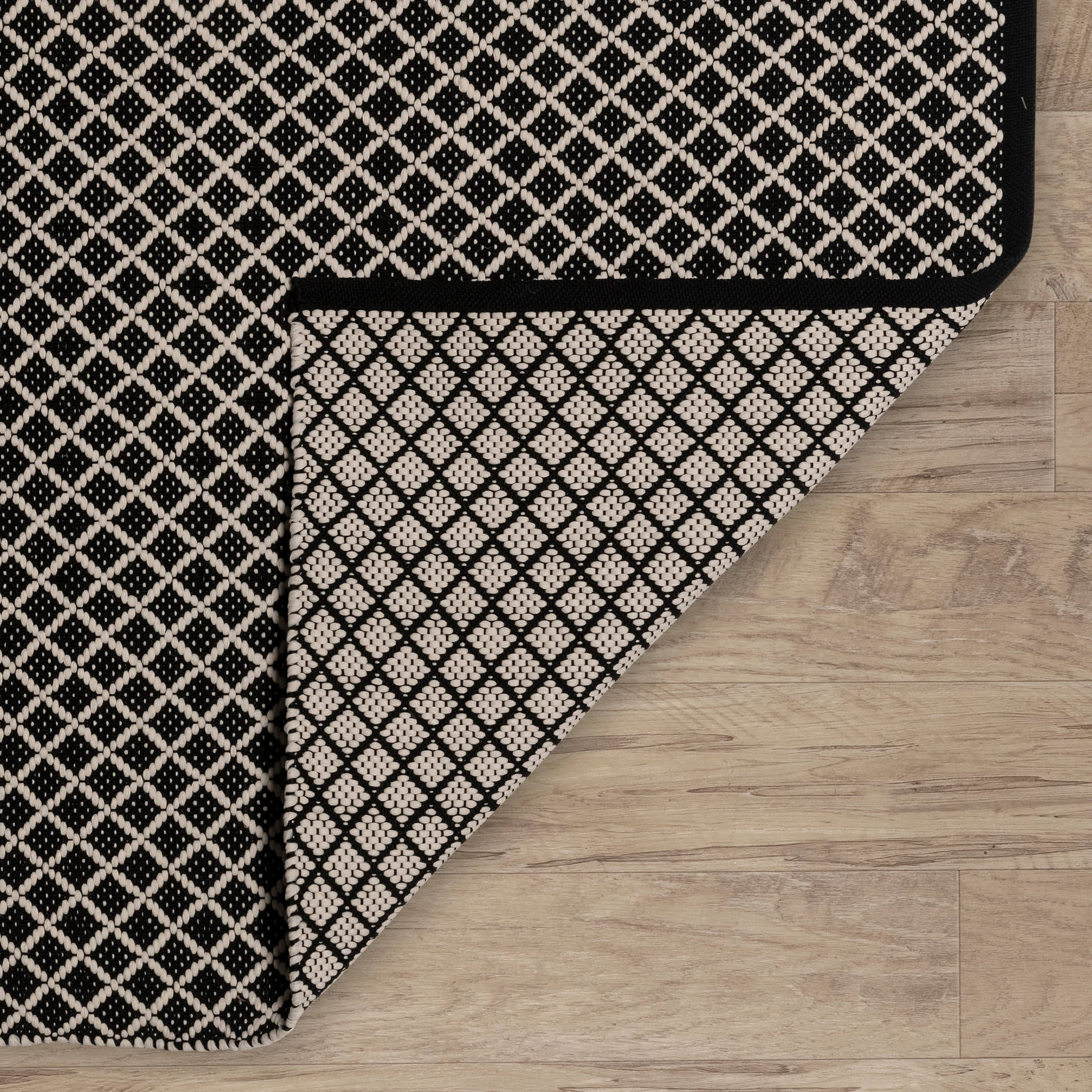 Trellis Black Handwoven Indoor/Outdoor Rug