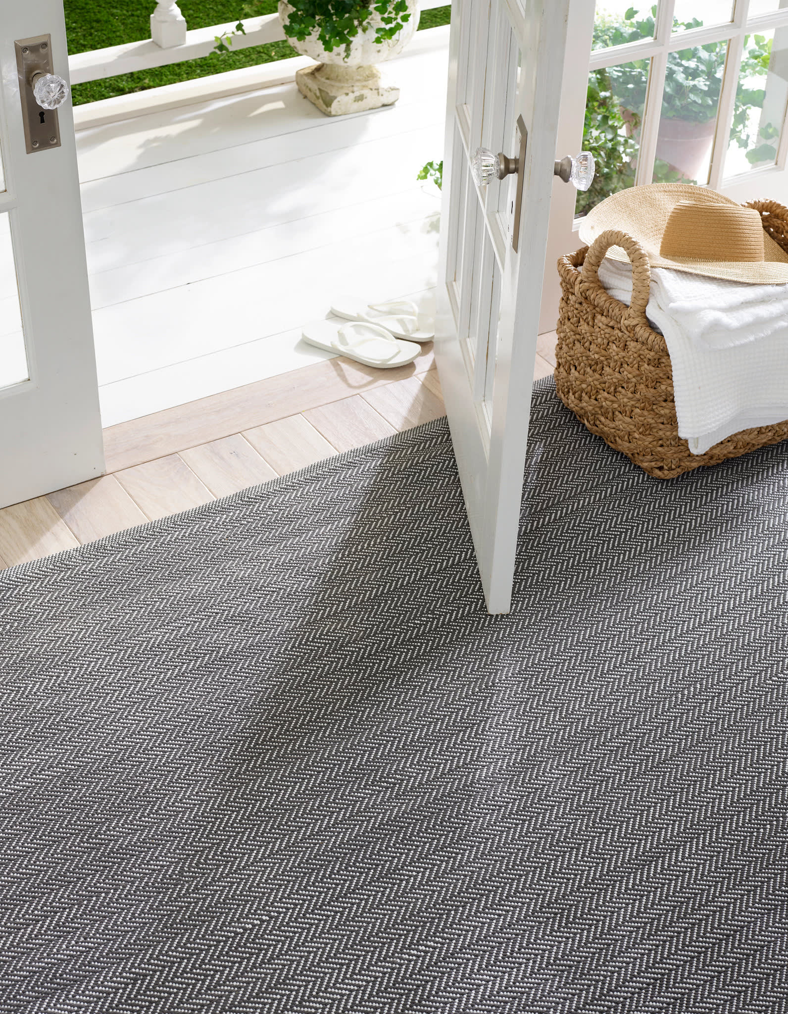 Herringbone Shale/White Handwoven Indoor/Outdoor Rug