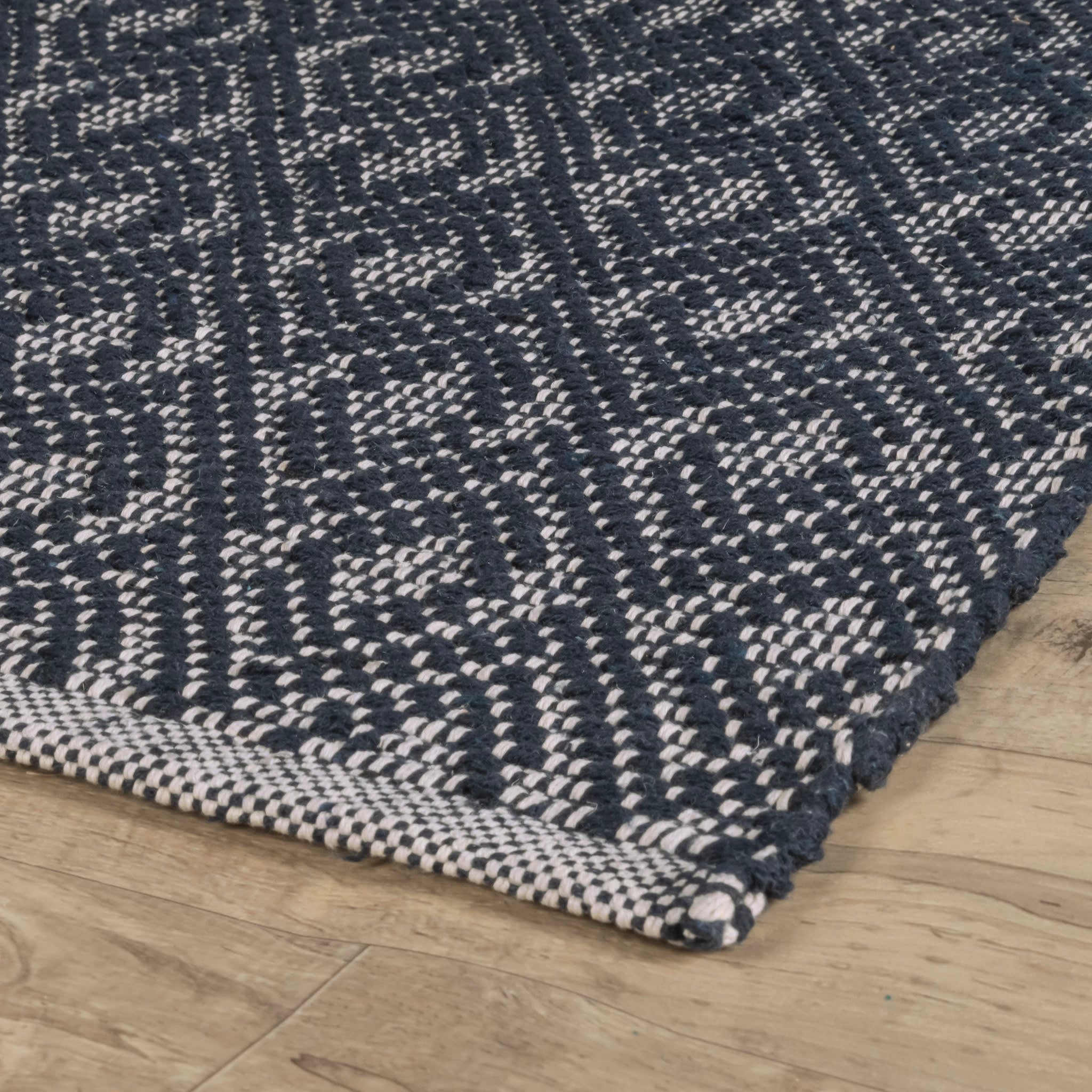 Optic Diamond Navy/Ivory Handwoven Cotton Rug