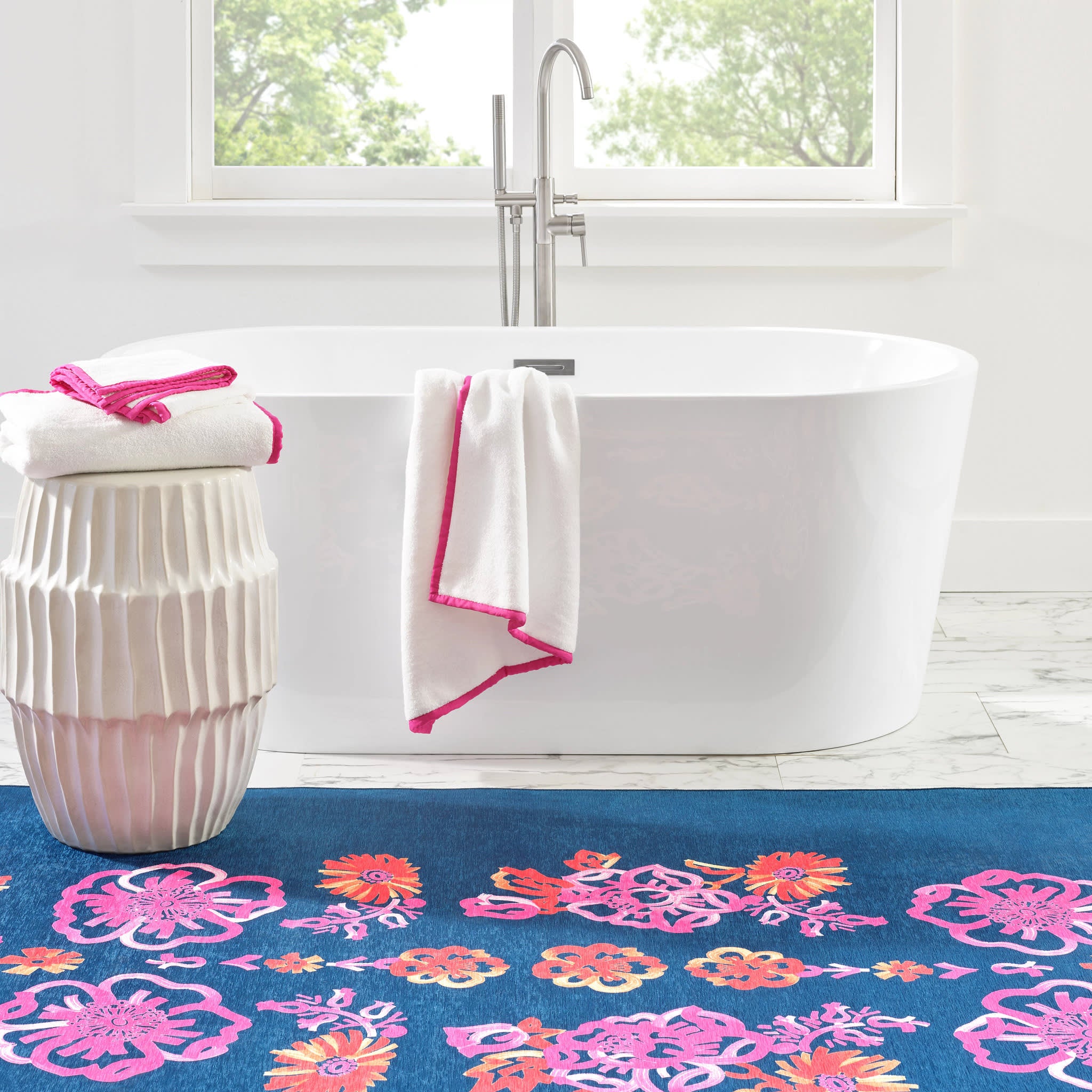 Graphic Gerbera Fuchsia Machine Washable Rug