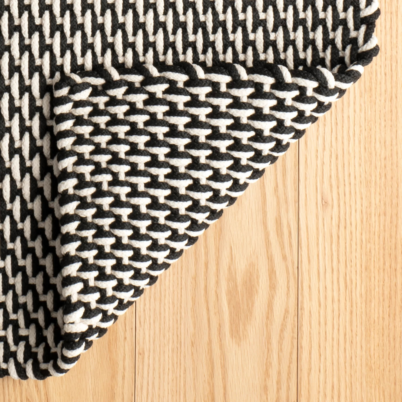 Two-Tone Rope Black/Ivory Handwoven Indoor/Outdoor Rug