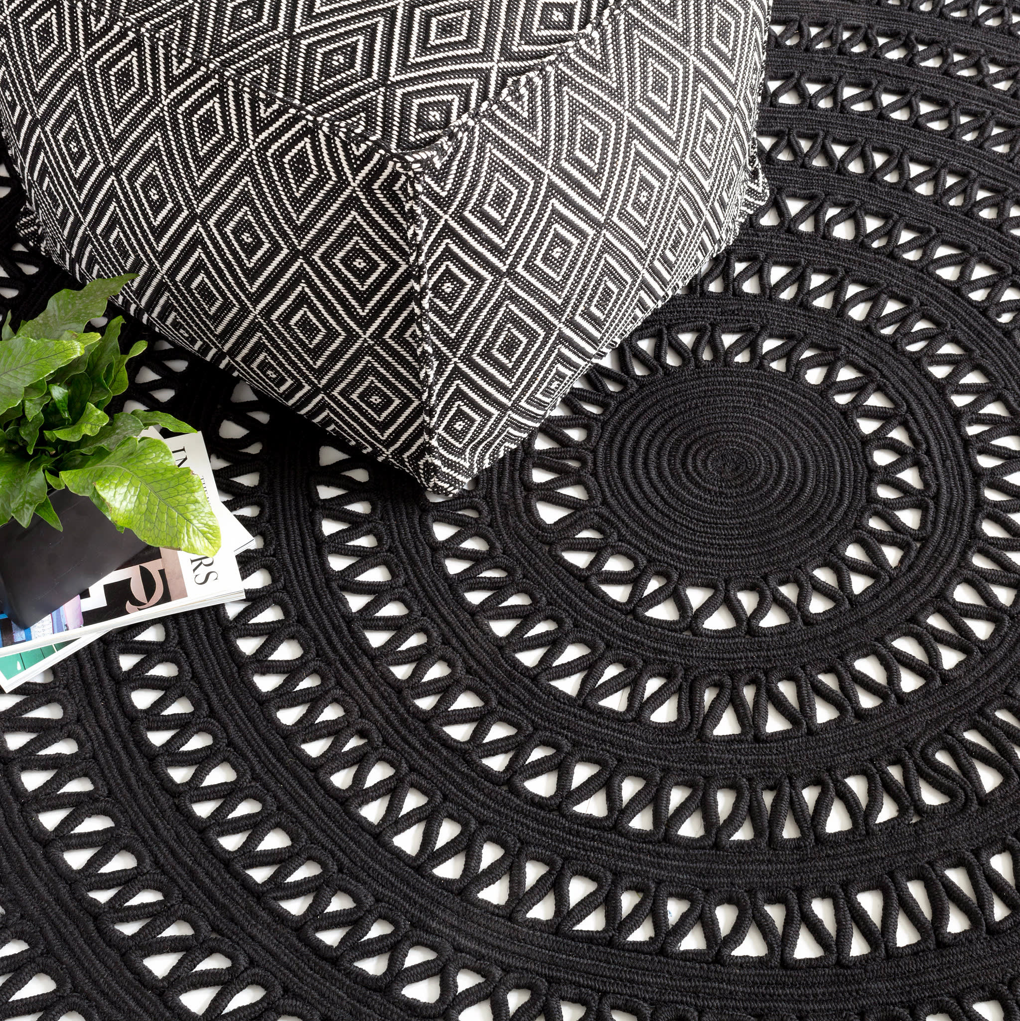 Bowline Black Handwoven Indoor/Outdoor Round Rug