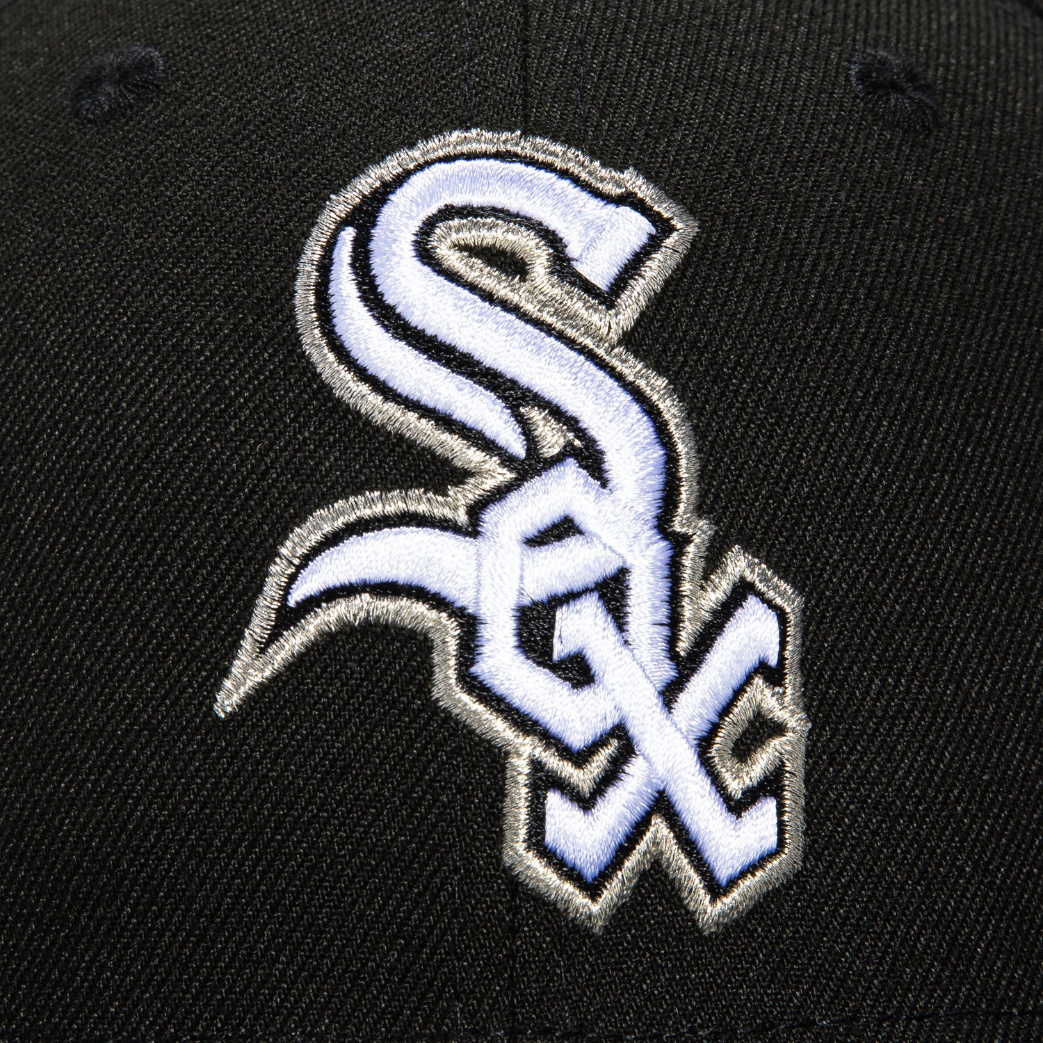 New Era 59Fifty Black Dome Chicago White Sox Logo Patch Alternate Hat - Black