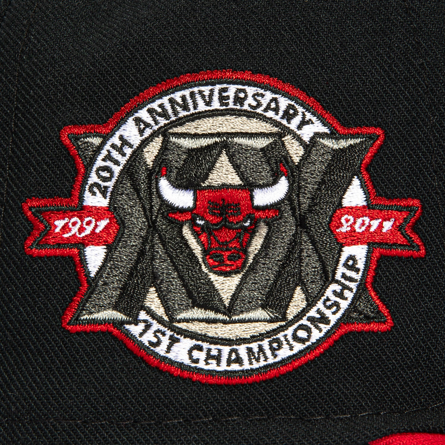 Mitchell & Ness Chicago Bulls 30th Anniversary Patch Arch Hat - Black, Red