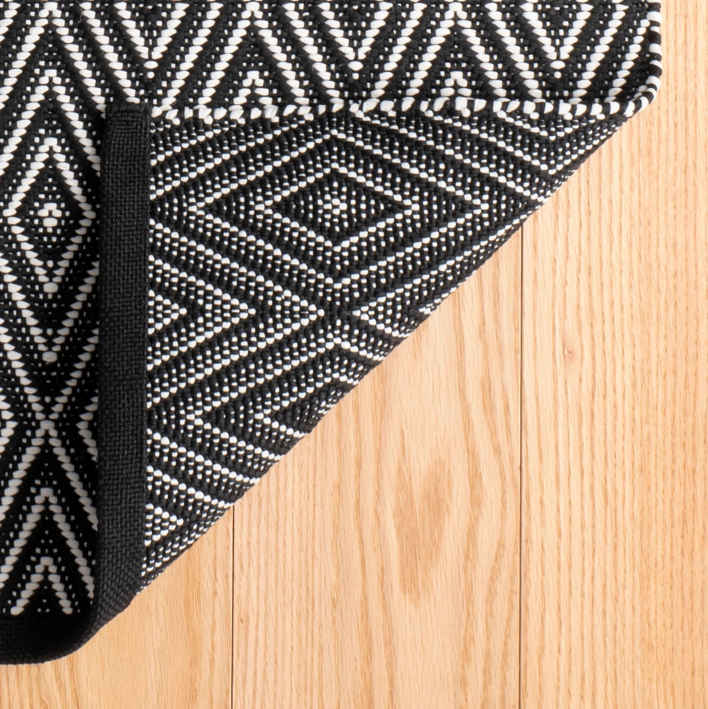 Diamond Black/Ivory Handwoven Indoor/Outdoor Rug