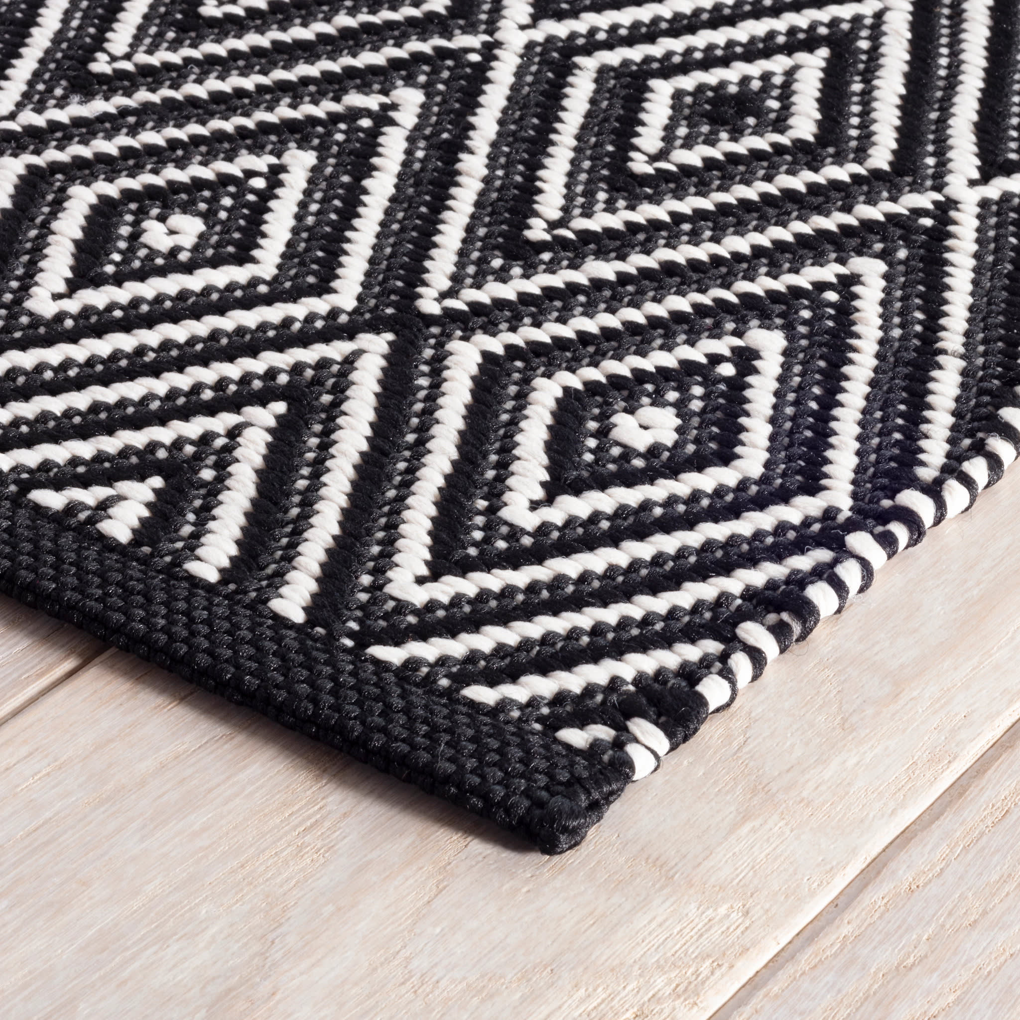 Diamond Black/Ivory Handwoven Indoor/Outdoor Rug