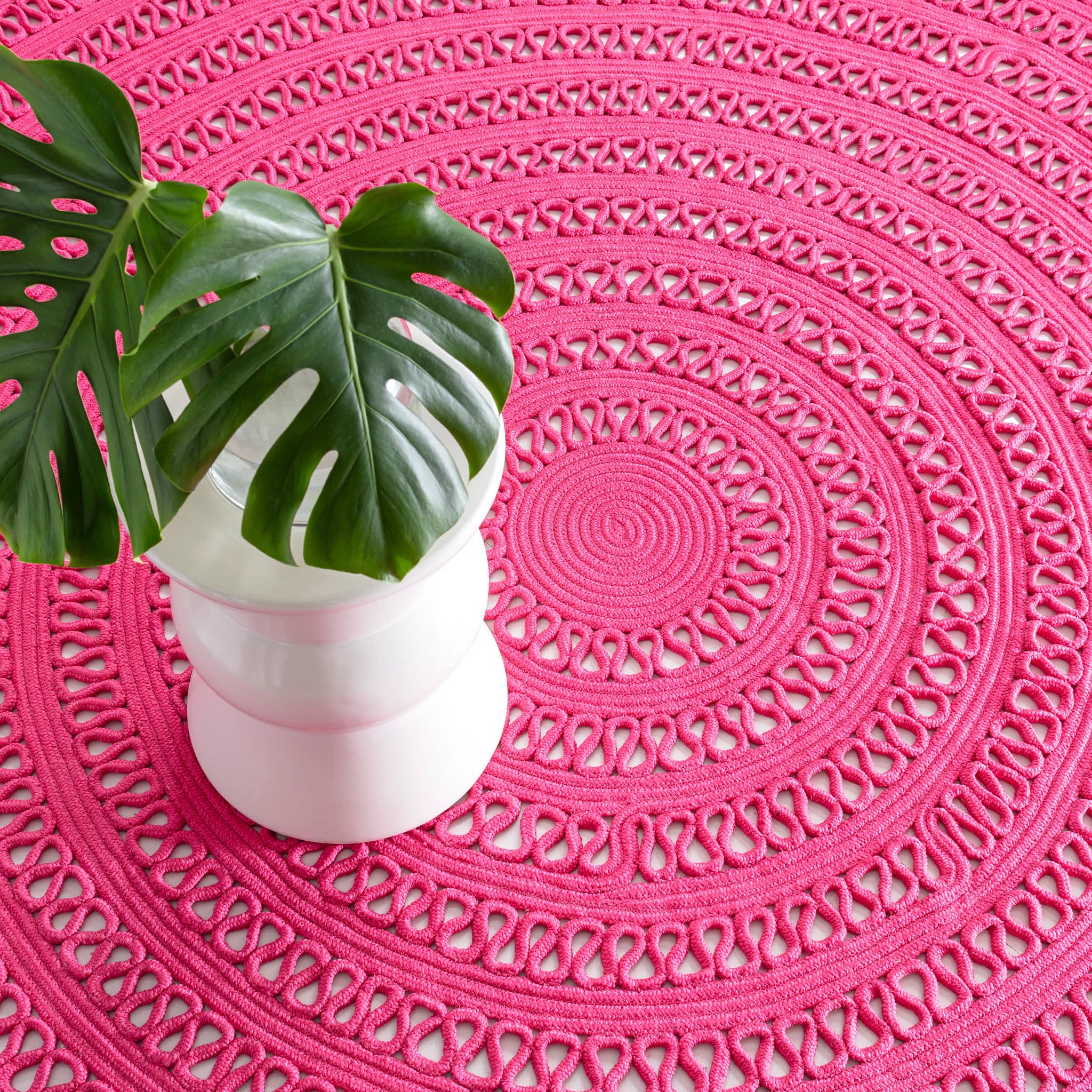 Bowline Fuchsia Handwoven Indoor/Outdoor Round Rug