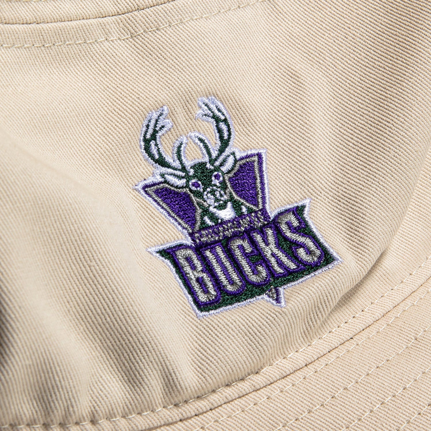 Mitchell & Ness Milwaukee Bucks Bucket Hat - Off White