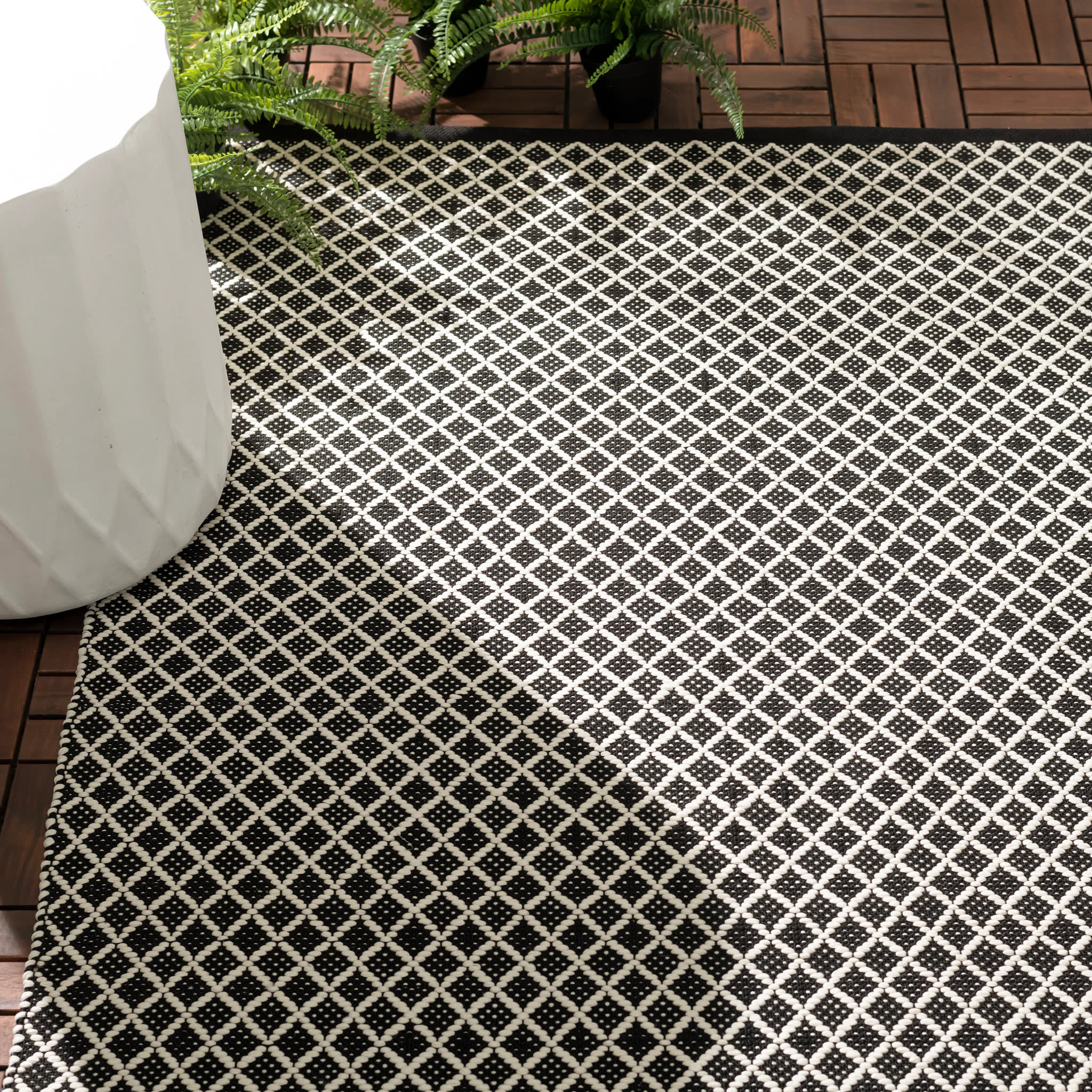 Trellis Black Handwoven Indoor/Outdoor Rug