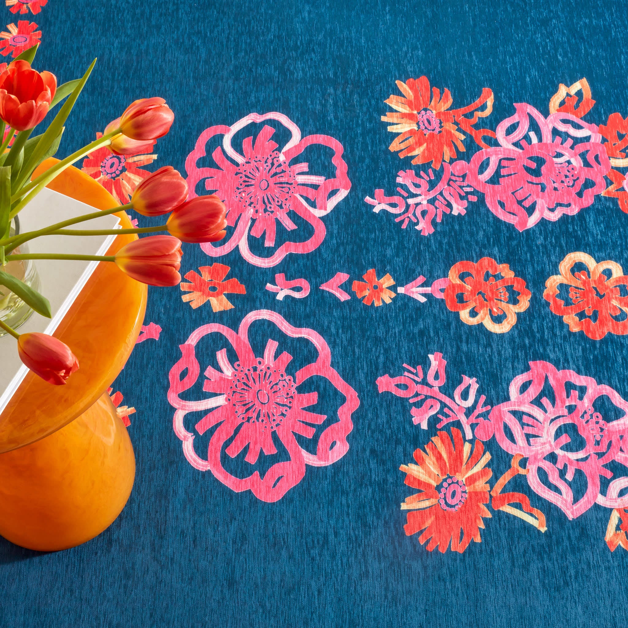 Graphic Gerbera Fuchsia Machine Washable Rug