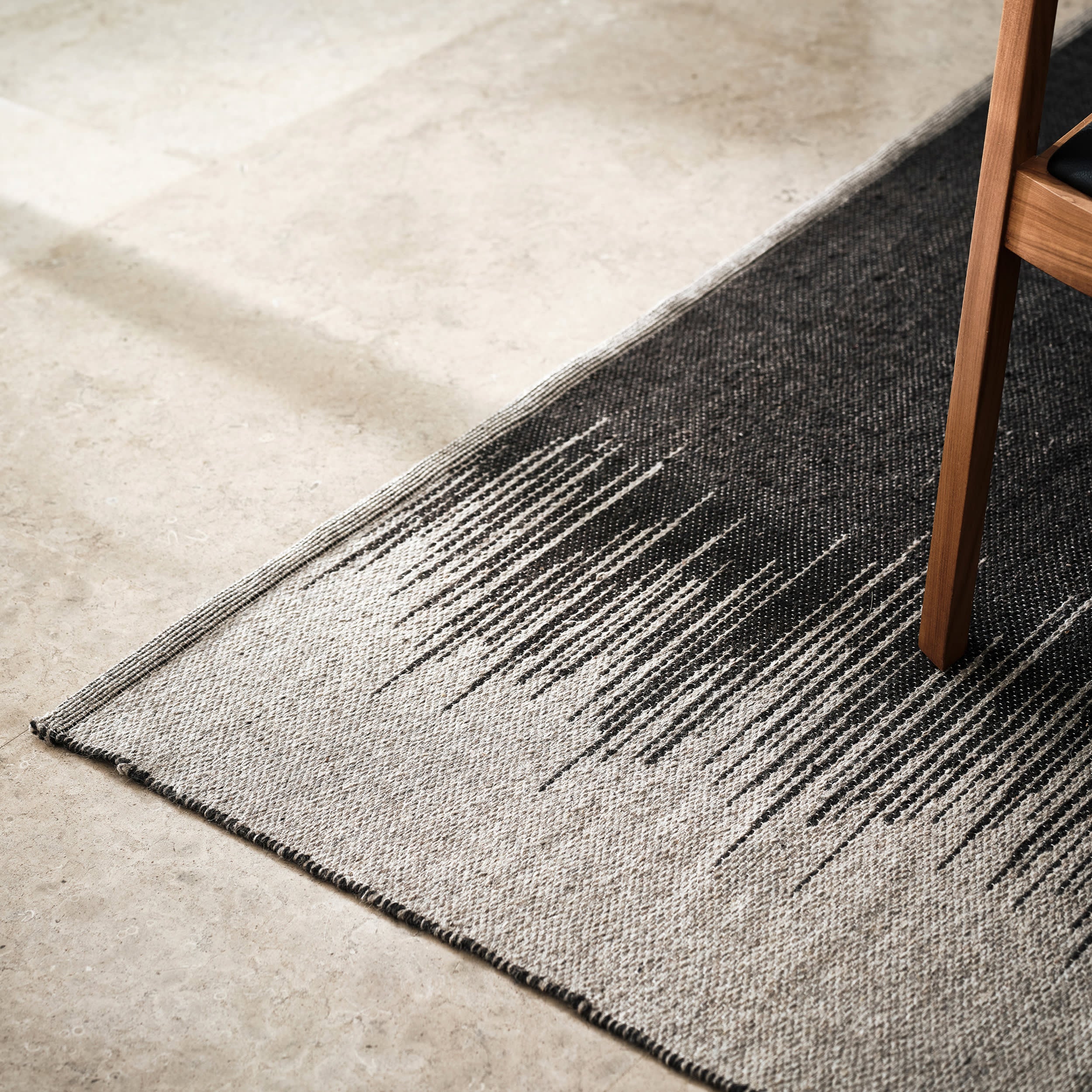 Wolf Reversible Wool Rug | Black