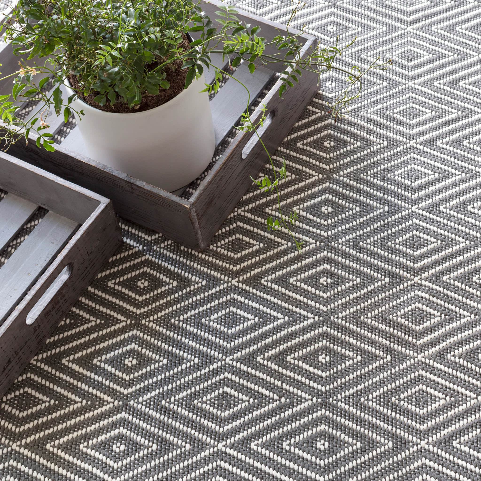 Diamond Graphite/Ivory Handwoven Indoor/Outdoor Rug