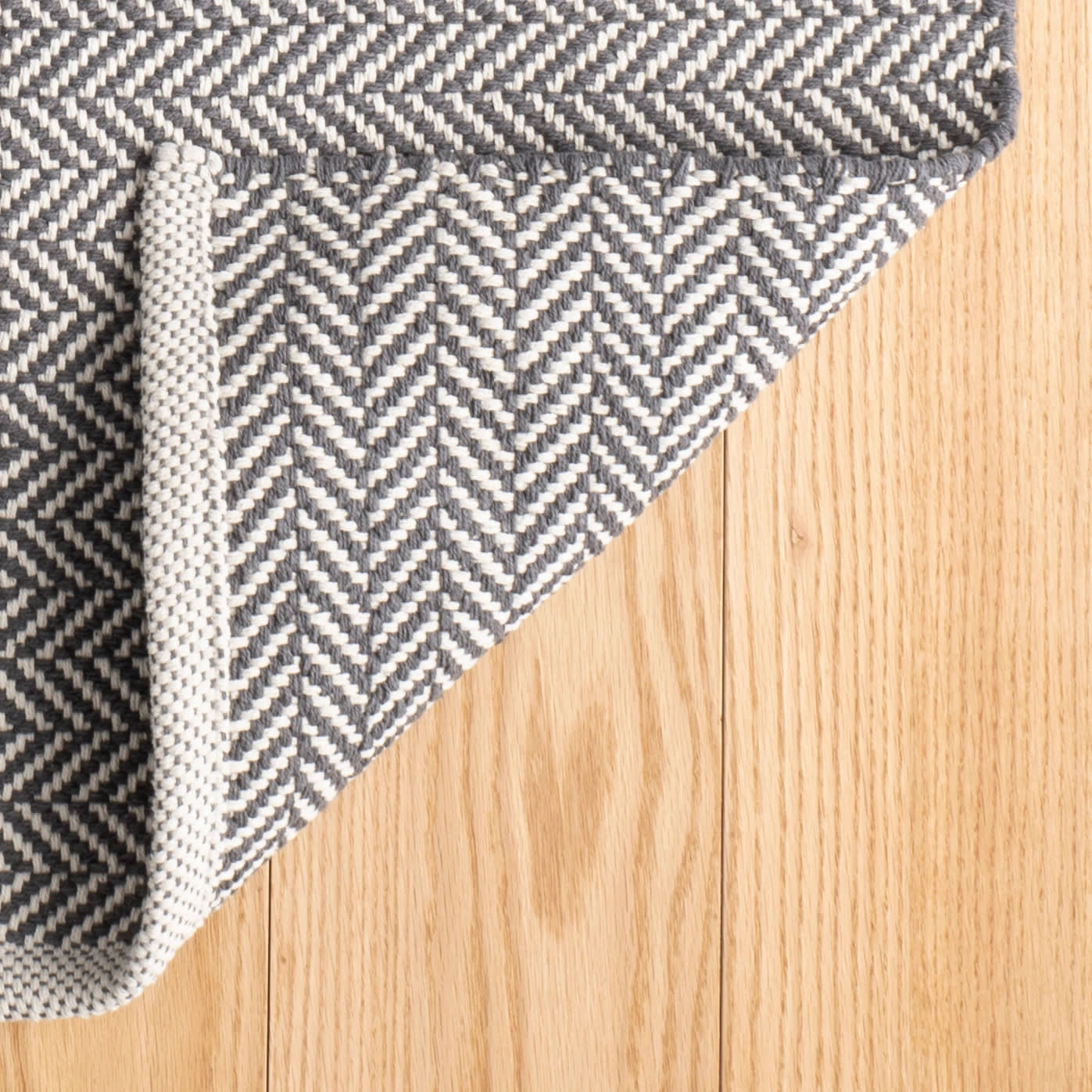 Herringbone Shale/White Handwoven Indoor/Outdoor Rug