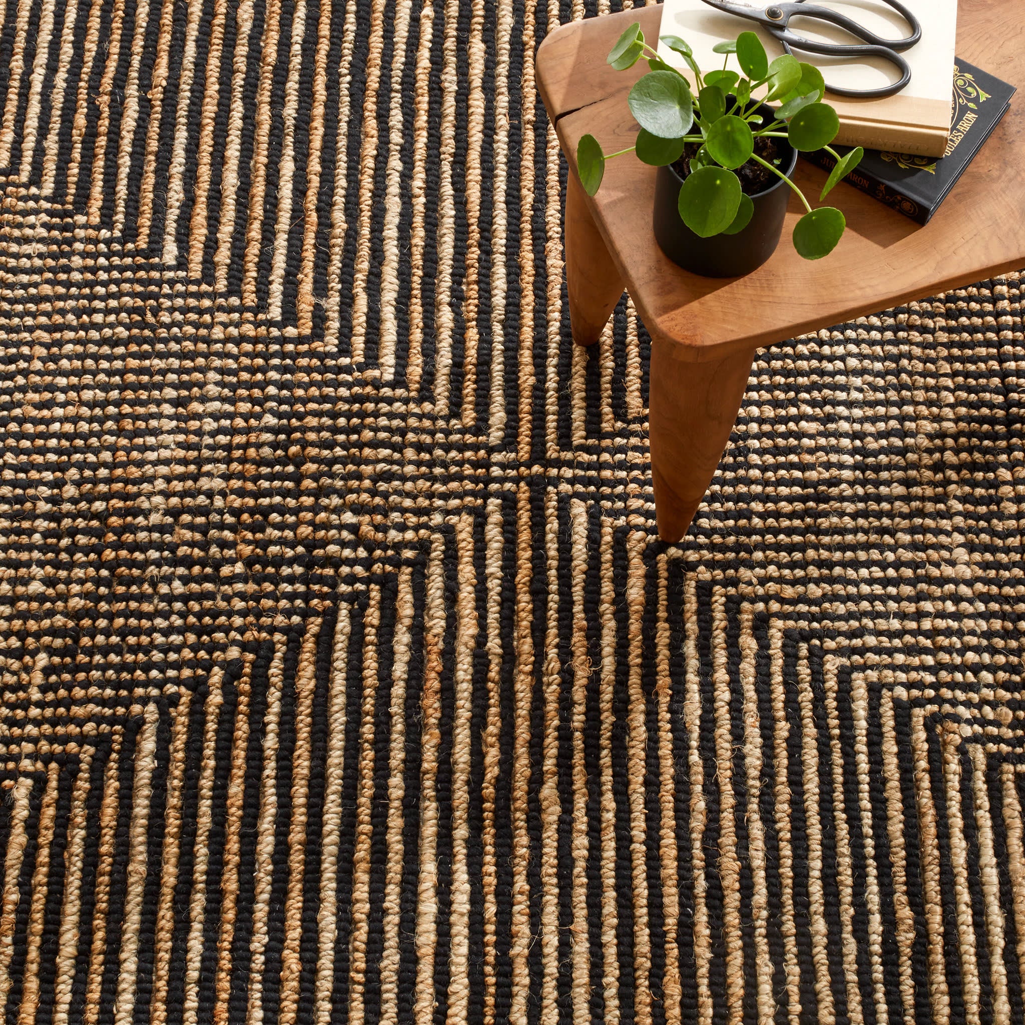 Kelan Black Handwoven Jute Rug