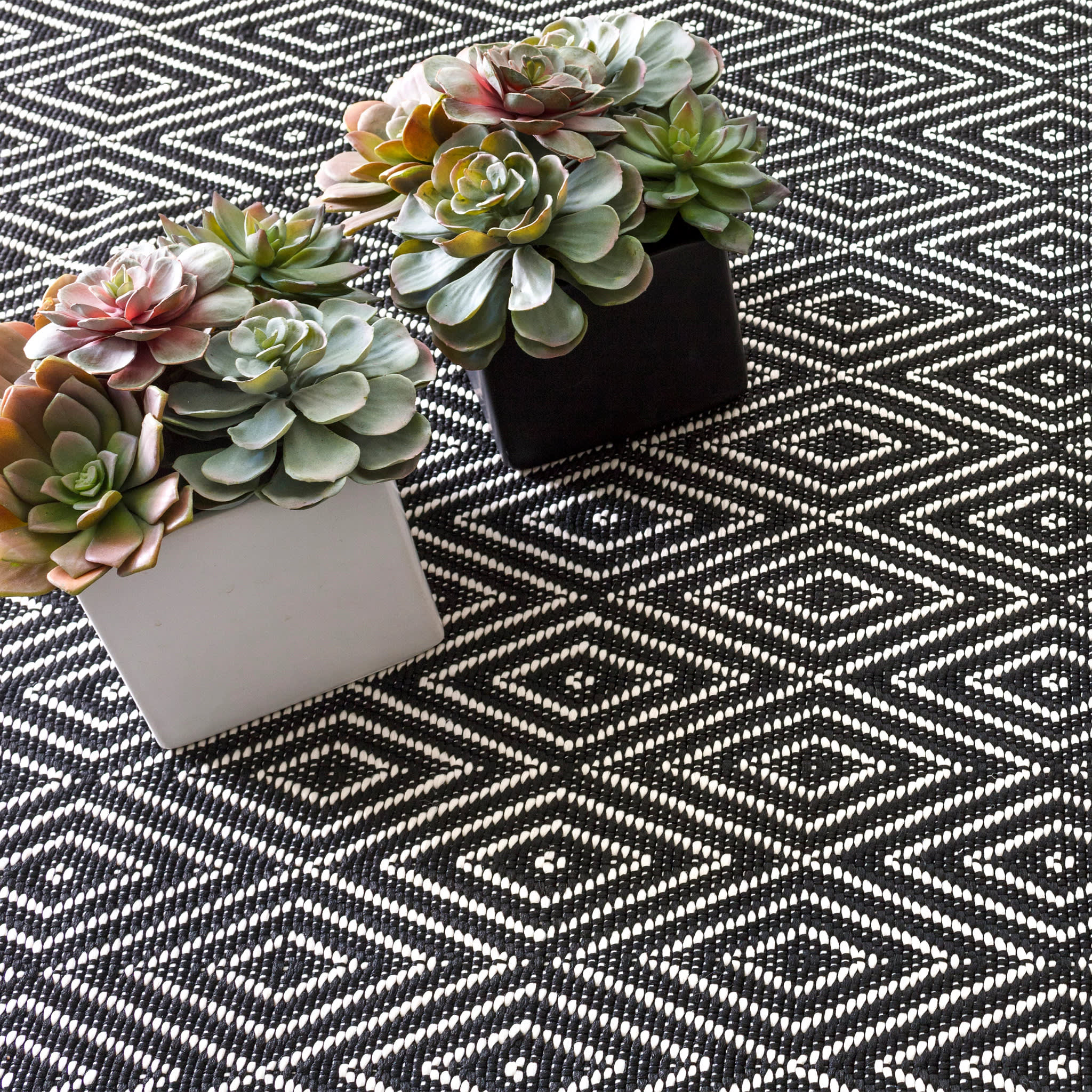 Diamond Black/Ivory Handwoven Indoor/Outdoor Rug