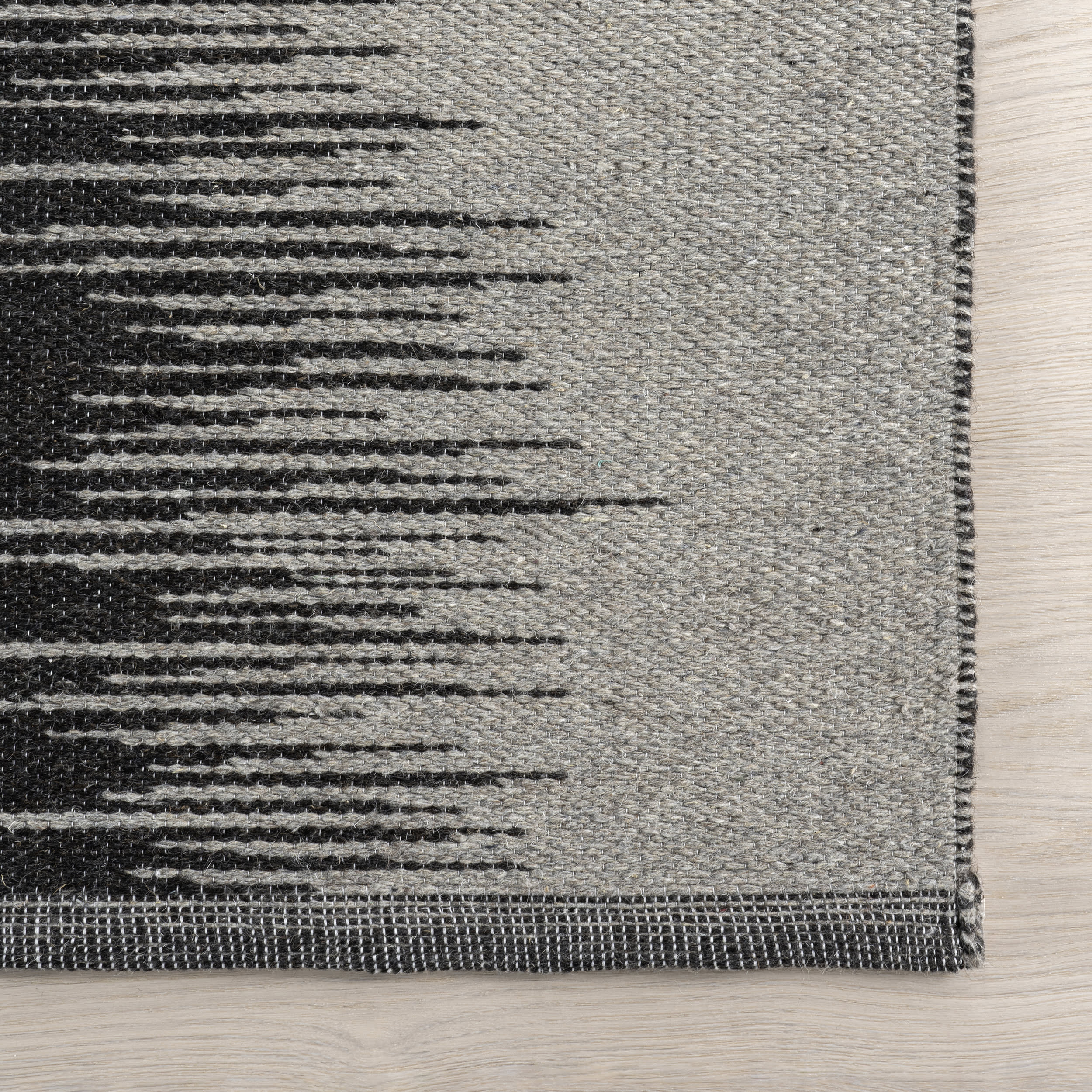 Wolf Reversible Wool Rug | Black