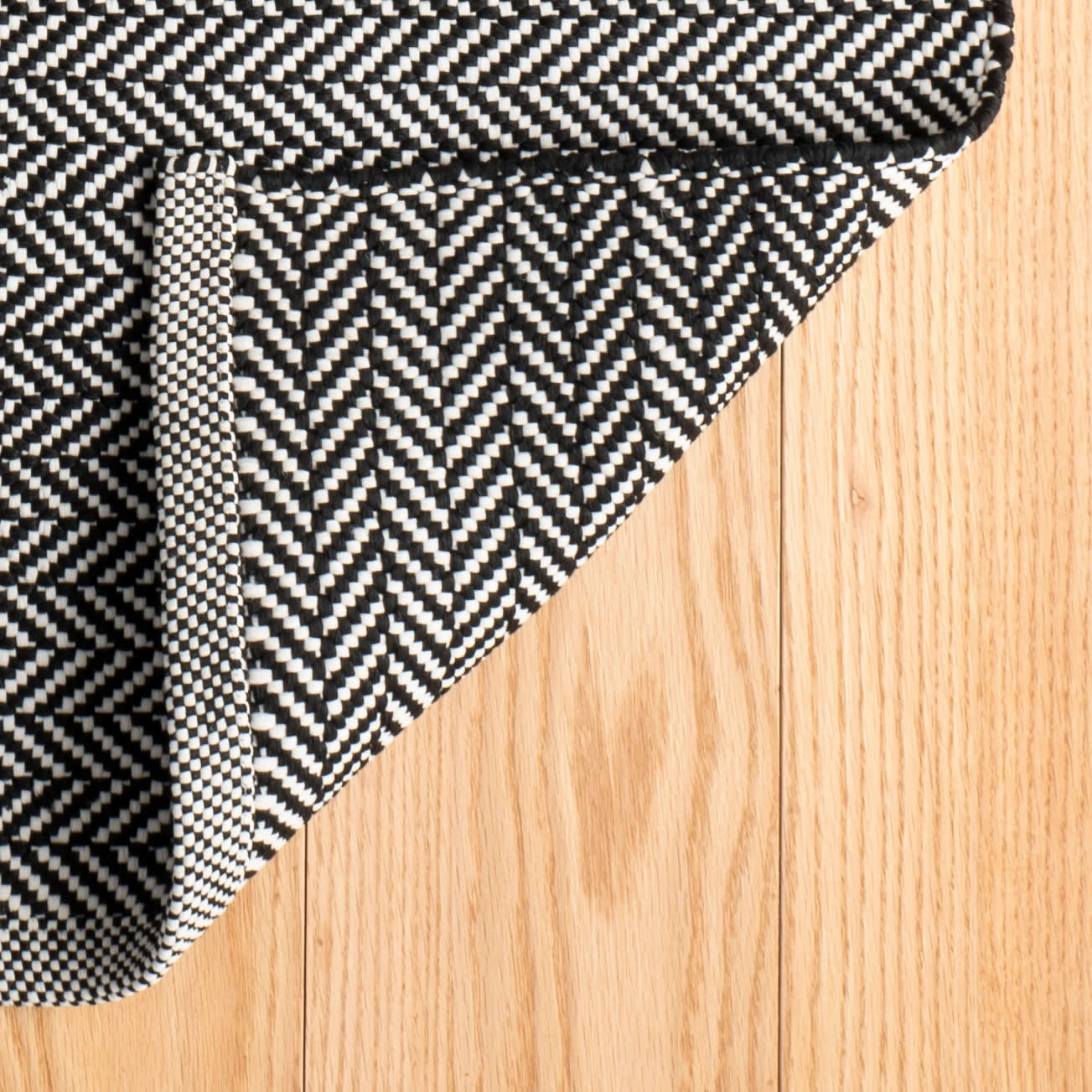 Herringbone Black/Ivory Handwoven Indoor/Outdoor Rug