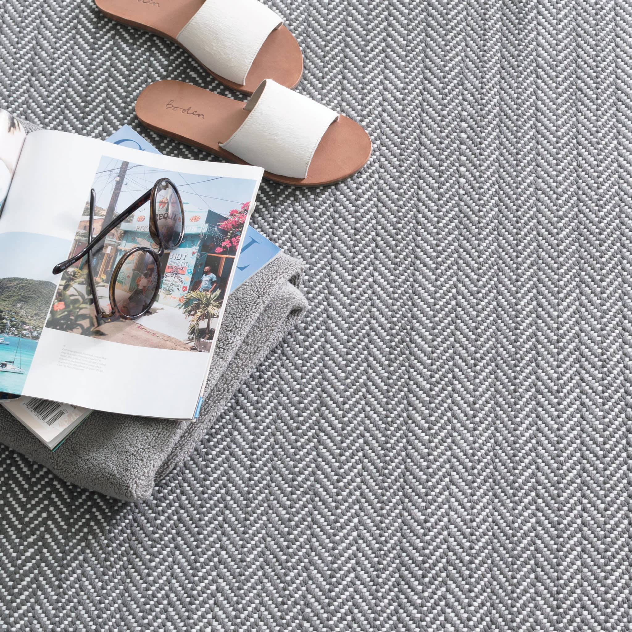 Herringbone Shale/White Handwoven Indoor/Outdoor Rug