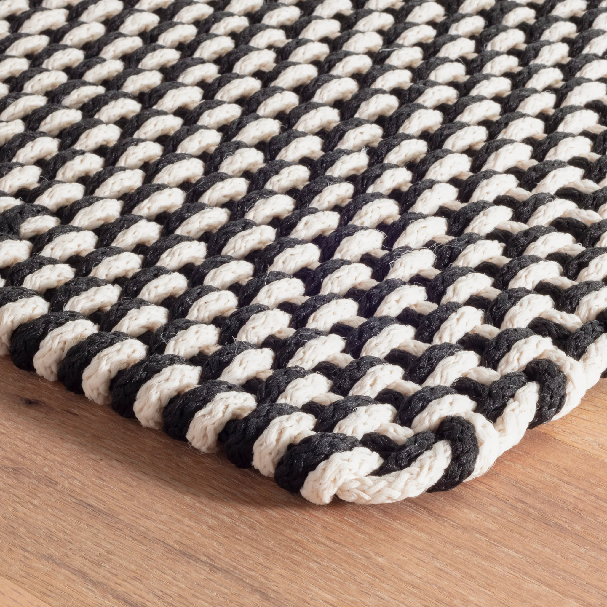 Two-Tone Rope Black/Ivory Handwoven Indoor/Outdoor Rug